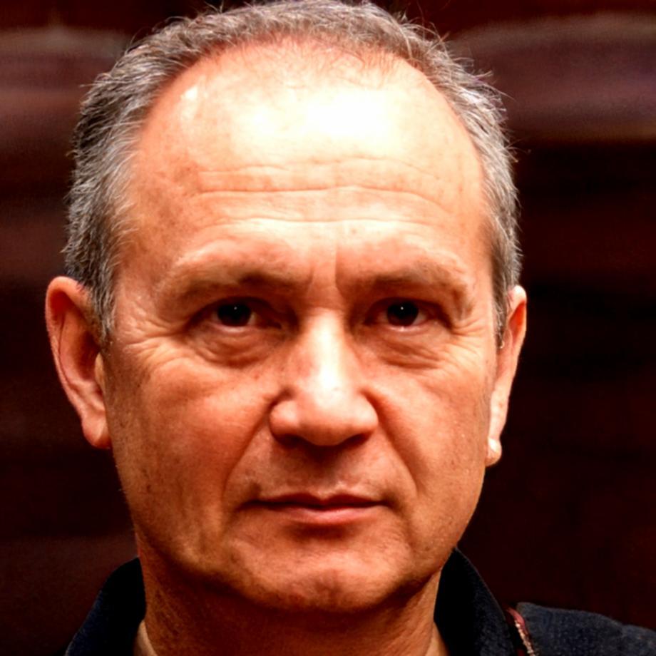 Instructor reviewing student code during one-on-one mentoring session